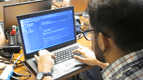 Imagem de um aluno programando em um computador